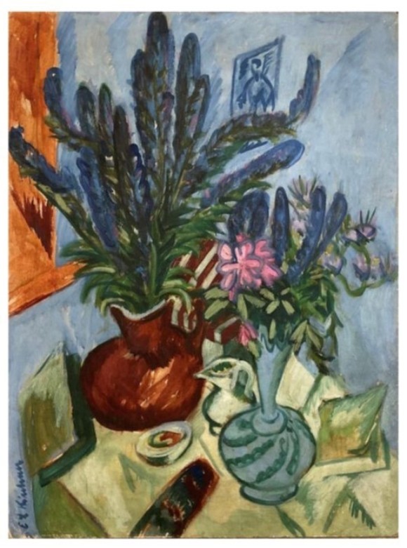 Ein Stilleben von Ernst Ludwig Kirchner, im Bild sind u.a. zwei Blumenvasen auf einem runden Beistelltisch zu sehen. Im Hintergrund ist eine blaue Wand und ein orangenes Fenster. 