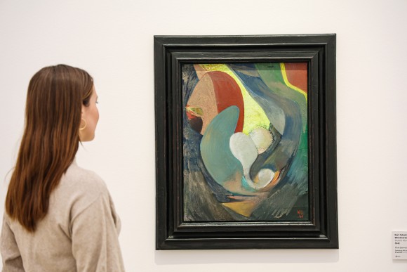 Ein Bild von Kurt Schwitters: Abstrakte formen und Farben eng Umschlungen. Photo: Würth / Ufuk Arslan