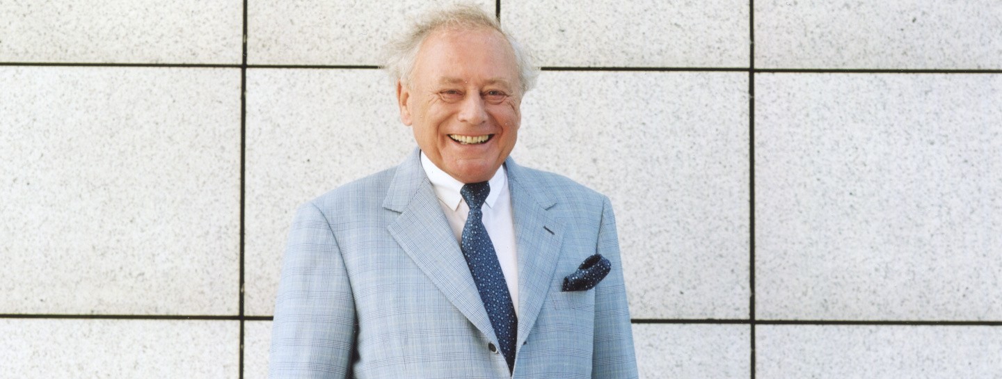 Reinhold Würth mit Würth-Katalog, frühe 2000er-Jahre. Foto: Archiv Würth/Stefan Pielow