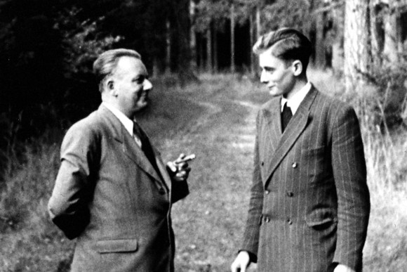 Adolf Würth und Reinhold Würth stehen nebeneinander und unterhalten sich.