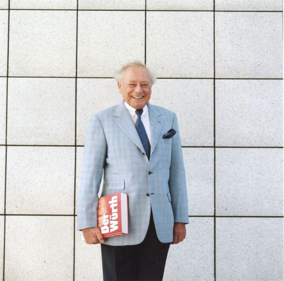 Reinhold Würth mit Würth-Katalog, frühe 2000er-Jahre