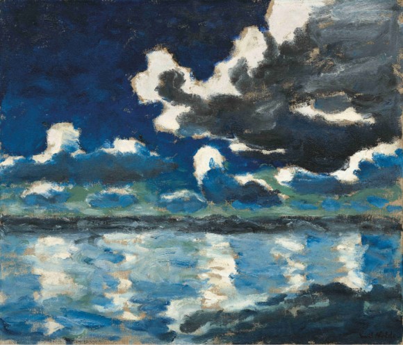 Ein dunkelblauer Himmel mit aufgewühlten Wolken spiegelt sich auf der Oberfläche des Meeres im Hintergrund ist ein trennender dunkler Küstenstreifen zu sehen.