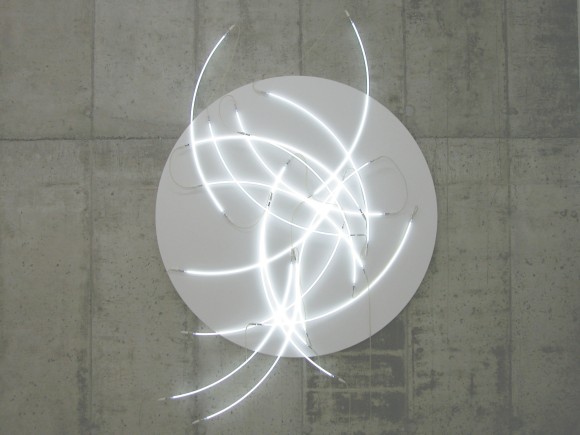 Eine Skulptur von François Morellet mit leuchtenden Neonröhren.