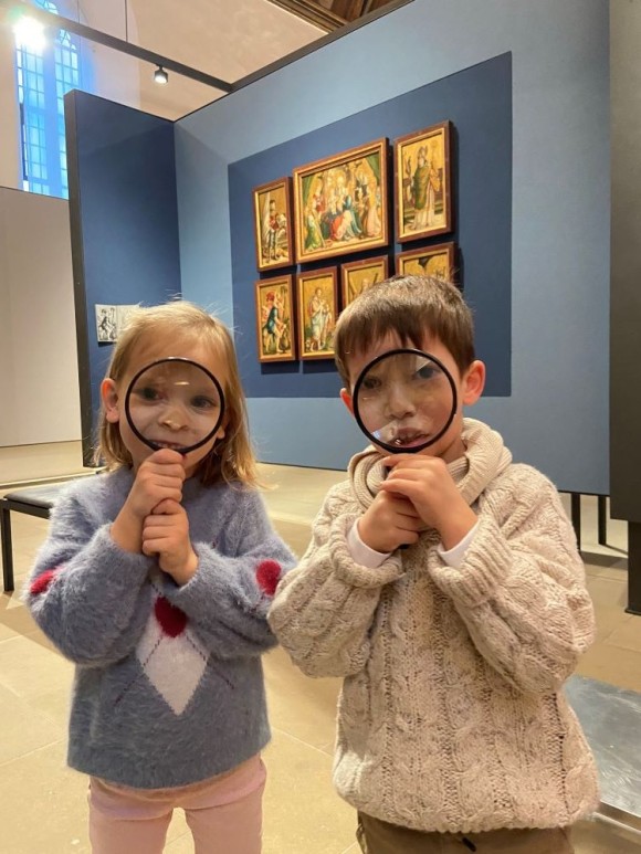 Zwei Kinder mit Lupen aus der Familienbox in der Johanniterkirche.