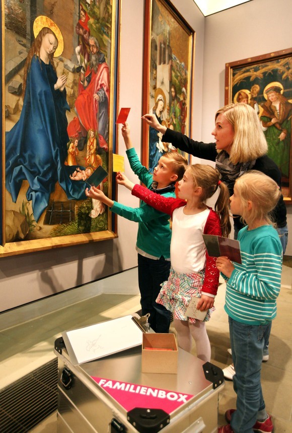 Eine Familie testet die kostenlose Familienbox in der Johanniterkirche.